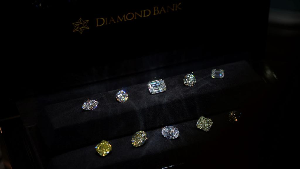 鑽石銀行最近在店上舉辦珠寶展，引進大克拉鑽石與彩鑽，總價近7億元